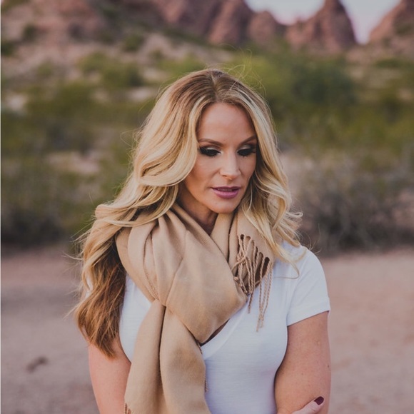 Meet your Posher, Jennifer - Picture 3 of 7